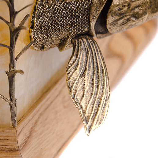 Бронзовая картина угловая "Рыба" на ониксе