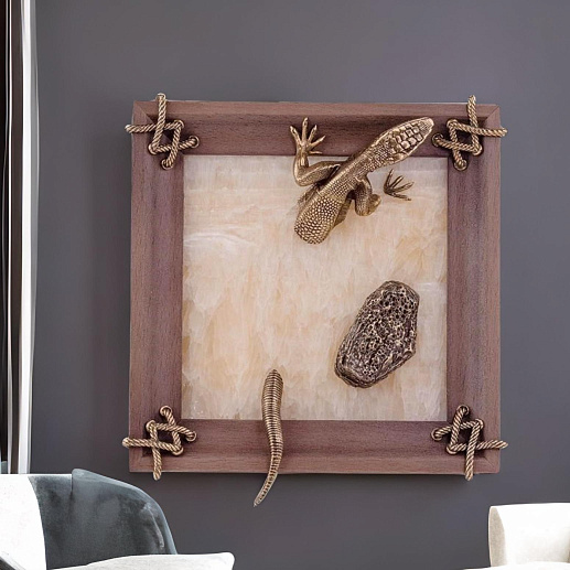 Бронзовая картина "Ящерица с камнем" из оникса