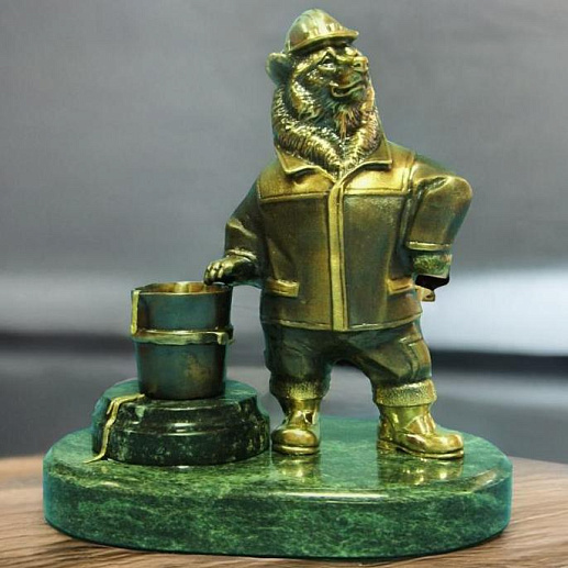Бронзовая статуэтка "Медведь-литейщик"