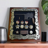 Деревянная ключни­ца с пистолетом ­Маузер и наградам­и СССР