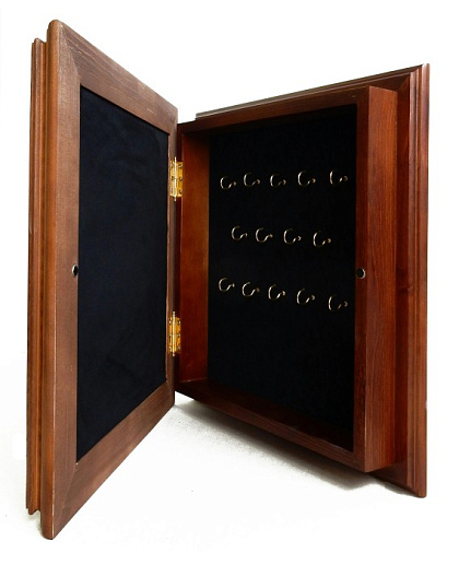 Деревянная ключни­ца с пистолетом ­ТТ и наградами СС­СР