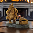 Бронзовая скульптура «Медведь с сундуком»