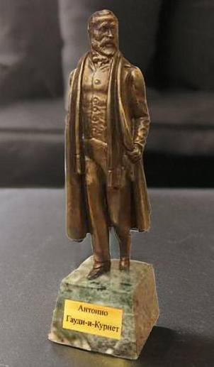 Бронзовая копия памятника Гауди А.