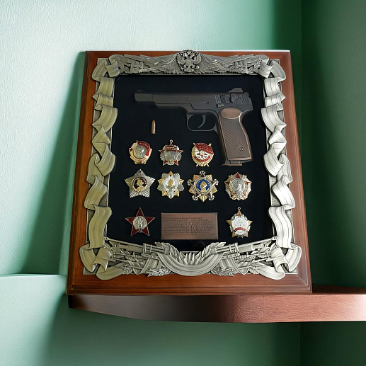 Деревянная ключни­ца с пистолетом Стечкина и наградам­и СССР