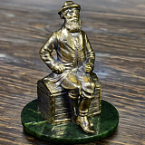 Бронзовый купец на подставке из нефрита