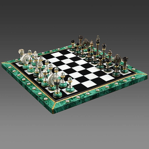 Необычные шахматы из малахита