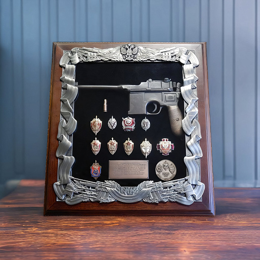 Панно с пистолетом ­Маузер и знаками ФСБ­