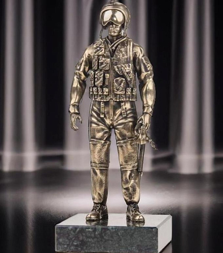 Бронзовая статуэтка «Летчик ВВС России»
