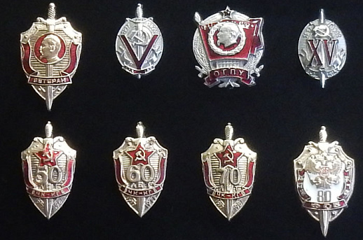 Панно с пистолетом ­Маузер и знаками ФСБ­