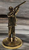 Бронзовая статуэтка «Стрелок по тарелочкам»