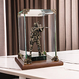 Бронзовая статуэтка "Спецназовец на камне" в стеклянной коробке