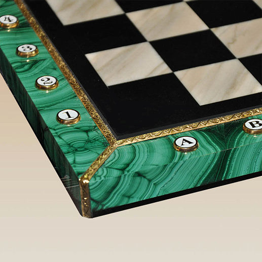 Необычные шахматы из малахита