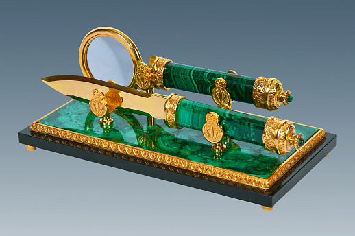 Нож и лупа на подставке