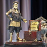 Бронзовая статуэтка "Купец с сундуком"