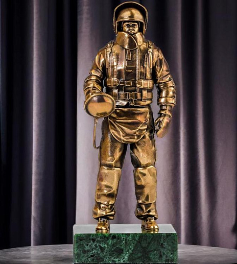 Бронзовая статуэтка "Сапер"