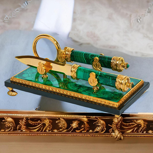 Нож и лупа на подставке