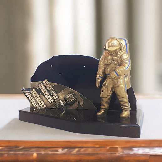 Бронзовый сувенир "В космосе"