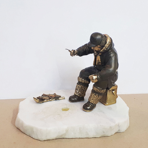 Бронзовая статуэтка "Рыбак зимний"