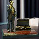 Бронзовый сувенир "Шахтеру в подарок"