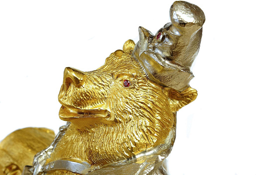 Композиция "Медведь с сундуком". Позолоченная