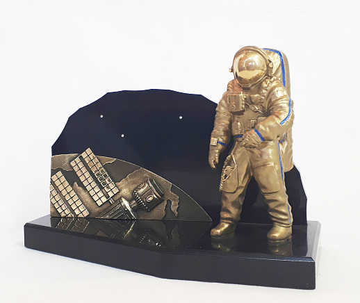 Бронзовый сувенир "В космосе"