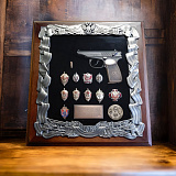 Деревянная ключни­ца с пистолетом Макарова и знаками­ ФСБ