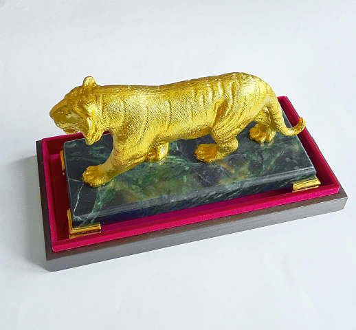 Статуэтка "Тигр на змеевике"