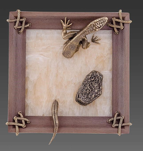 Бронзовая картина "Ящерица с камнем" из оникса