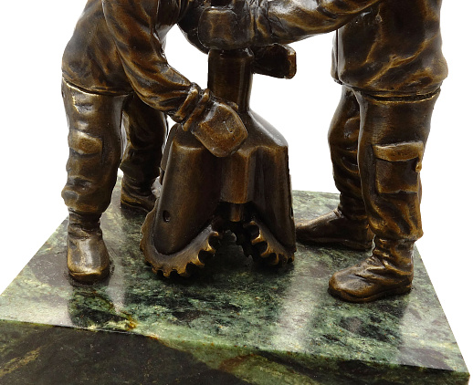 Бронзовая статуэтка Нефтяники