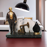 Бронзовый сувенир "Работник нефтяной промышленности"