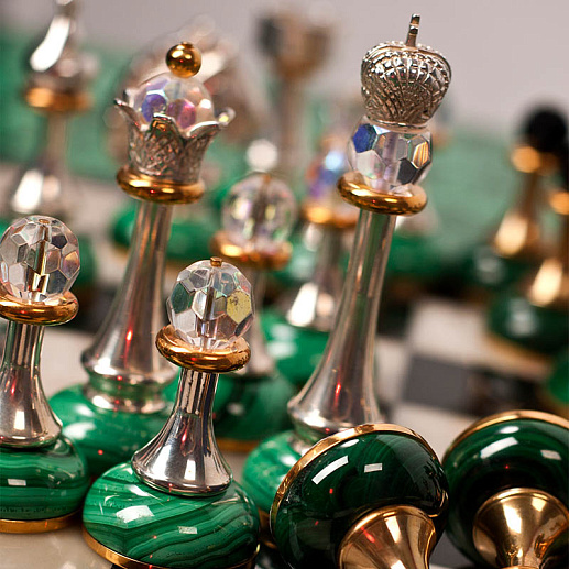 Необычные шахматы из малахита