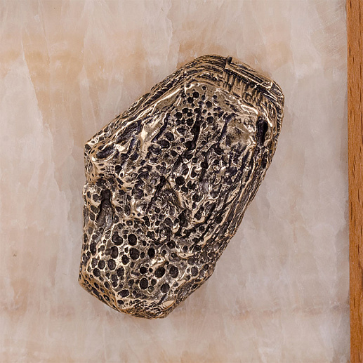 Бронзовая картина "Ящерица с камнем" из оникса