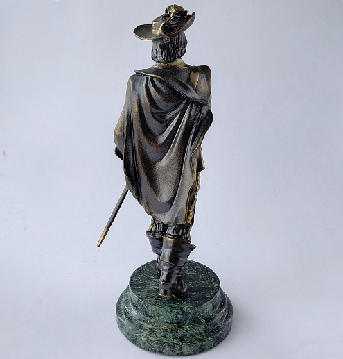 Бронзовая статуэтка "Мушкетер"