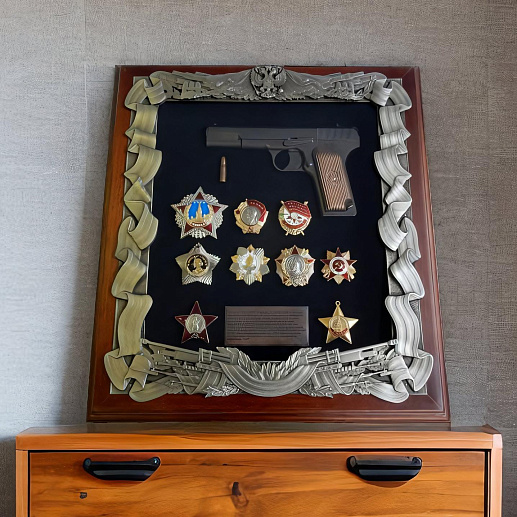 Деревянная ключн­ица с пистолетом ­ТТ и наградами ­ВОВ