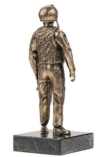 Бронзовая статуэтка «Летчик ВВС России»