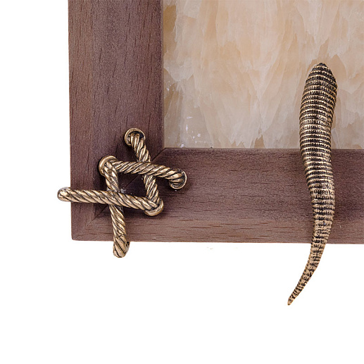 Бронзовая картина "Ящерица с камнем" из оникса