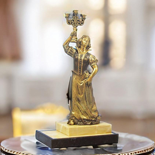 Бронзовая статуэтка "Дама с канделябром "