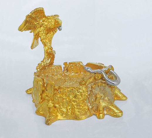 Настольная пепельница "Охота на змею" в золоте.