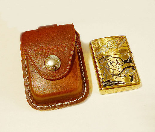 Сувенирная зажигалка Zippo "Хищник"