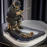 Бронзовая статуэтка "Рыбак зимний" (агат)